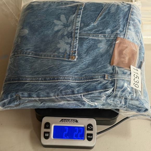 Free People We The Free Floral Barrel Leg Jean Blue High Rise Size 32 Distressed - Picture 13 of 13